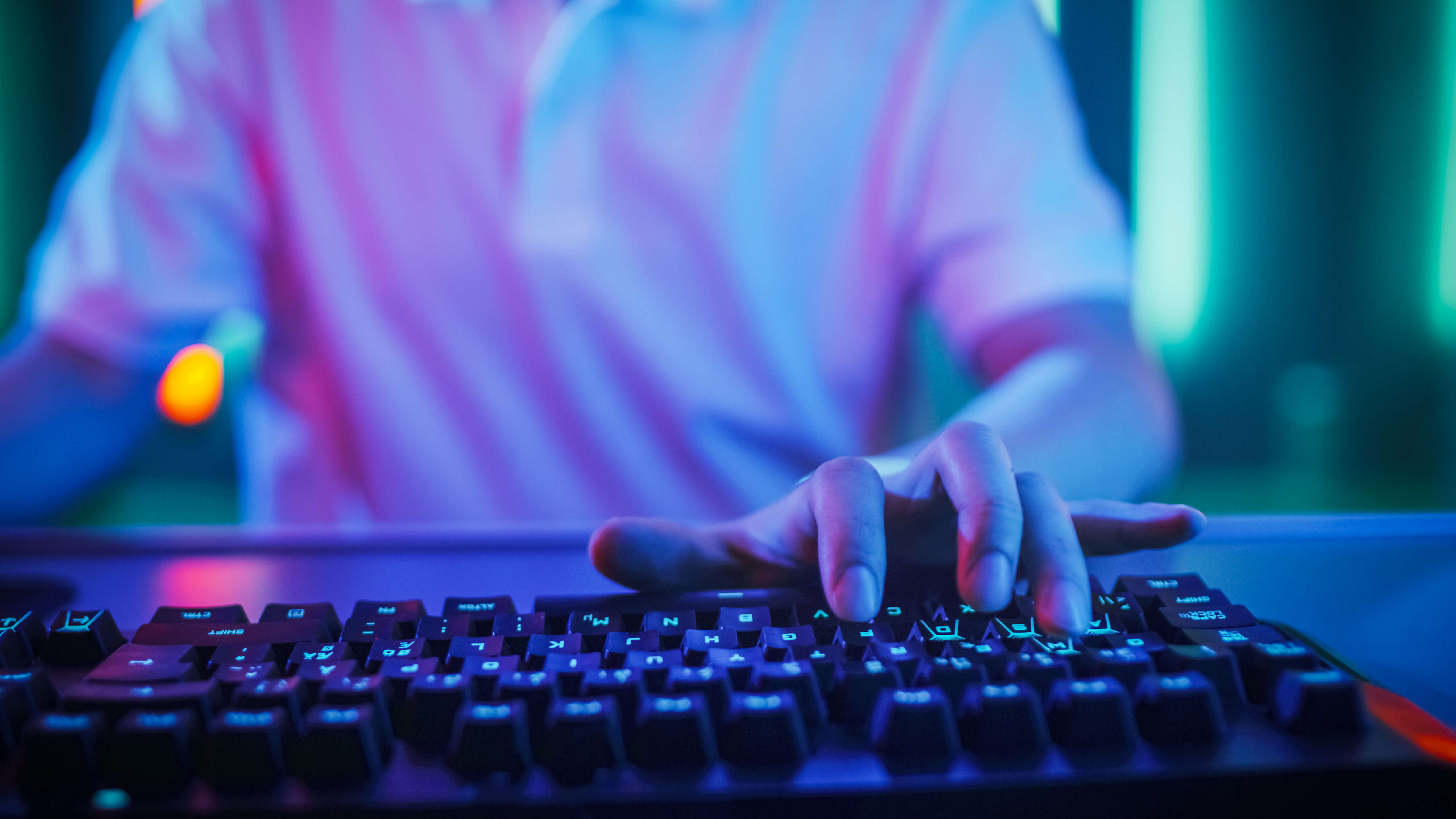 man using a qwerty keyboard